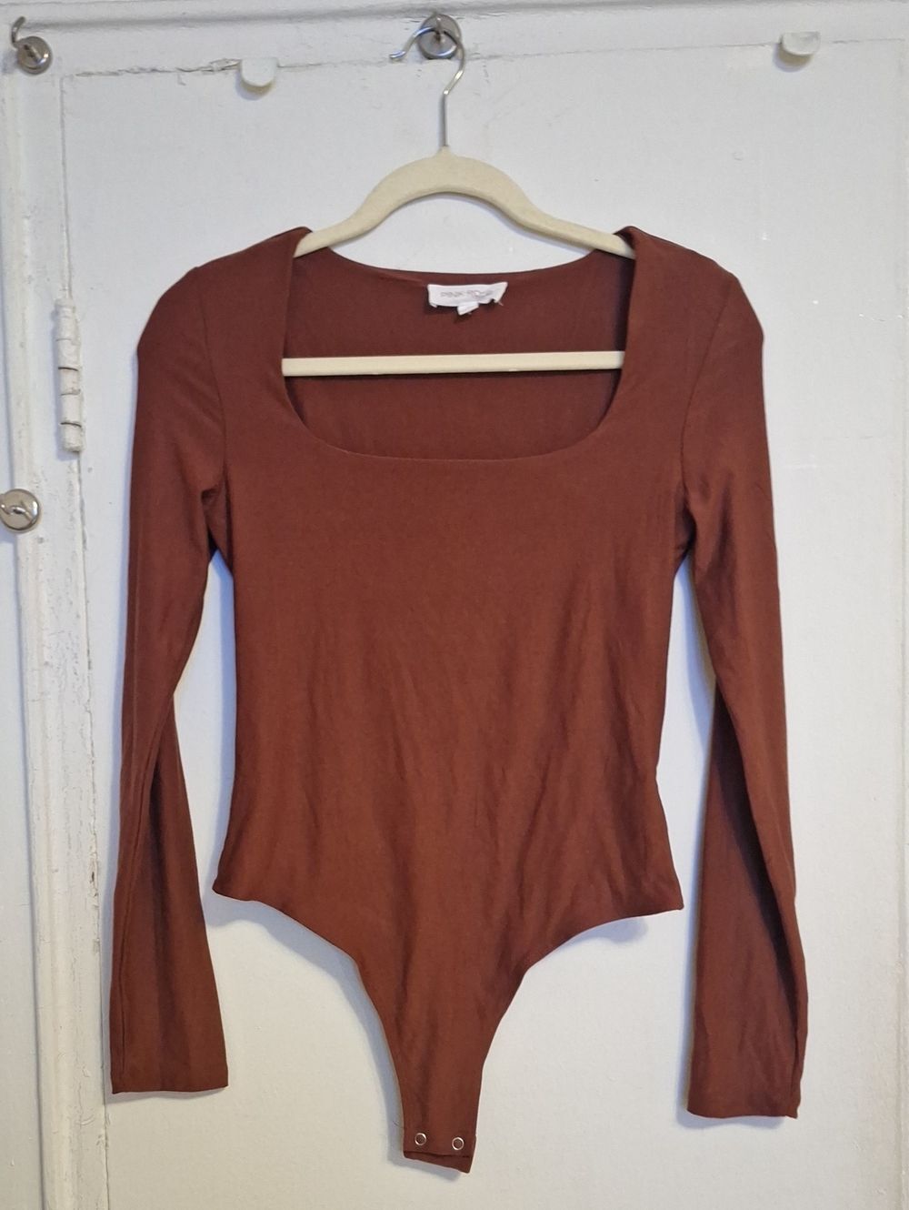 PINK ROSE Scoop Neck Long Sleeve Bodysuit - Rust Brown